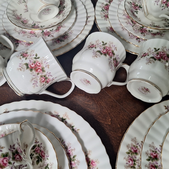 Royal albert lavender rose 4 place settings with teapot and extras - Picture 3 of 8